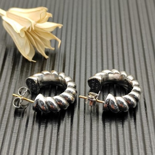 Srebrne kolczyki z drutu David Yurman 20,5x20 mm