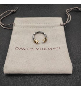 David Yurman 몸집이 작은 헬레나 반지 몸집이 작은 헬레나 링
스털링 실버 사이즈의 18 캐럿 옐로우 골드 진주와 다이아몬드 2.5mm