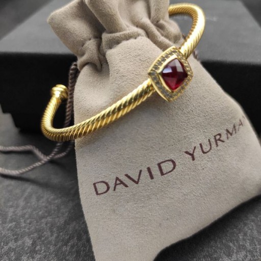 Ženska Narukvica-prirubnica David Yurman od 18 Karatnog Žutog Zlata Sa Crvenim Dijamantom 4 mm