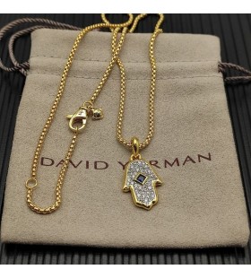 Amulet Davida Юрмана Hamsa od 18 Karatnog žutog zlata, s Pave dijamantima i Plavom сапфиром promjera 24,6 mm