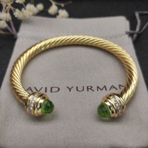 David Yurman Kvinnors Klassisk Cablespira Manschett Armband 18K Gult Guld med Ljus Gröna Diamanter 7mm